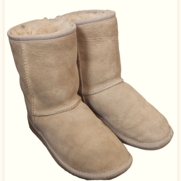 Other - UGGS boot classic short kids sz W4. Logo snow warm lined Leather faux fur